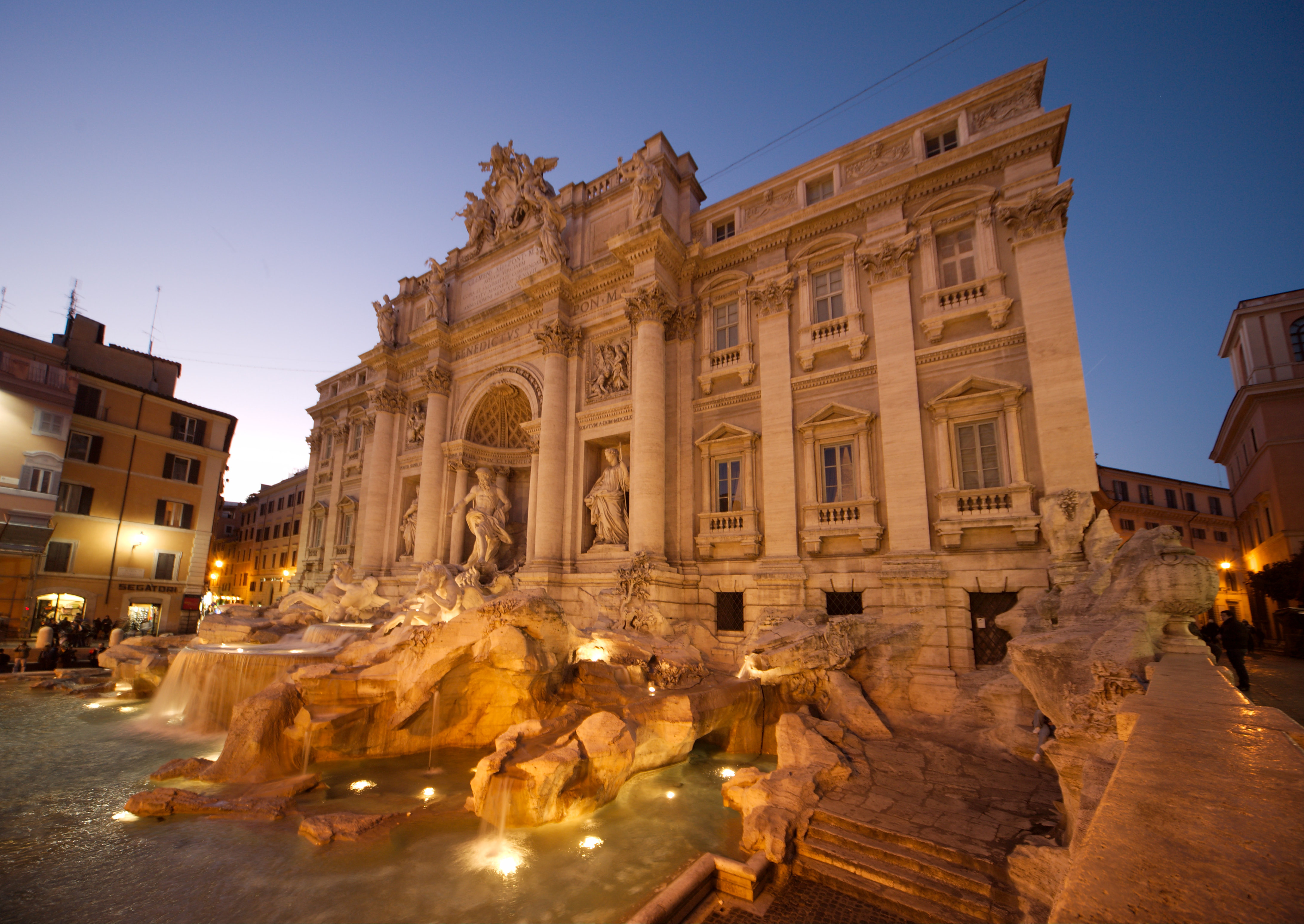 Fontana_di_Trevi_at_night_02